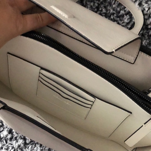 Calvin Klein Handbag w/matching wallet - Picture 3 of 7